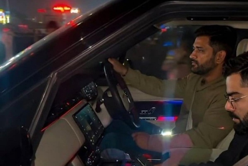 Ind vs SA: रांची पहुंची टीम इंडिया को MS धोनी ने घर पर दी डिनर पार्टी, कोहली को होटल तक खुद छोड़ने गए