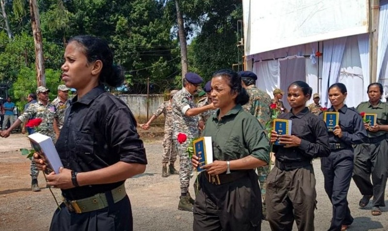 Chhattisgarh: 6 महिला समेत 33 लाख के इनामी 10 नक्सलियों ने किया सरेंडर, सौंपे हथियार