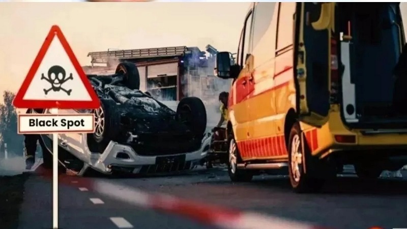 सुल्तानपुर में बोलेरो-ट्रॉला टक्कर में 3 श्रद्धालुओं की मौत8 घायल ड्राइवर की नींद बनी हादसे का कारण