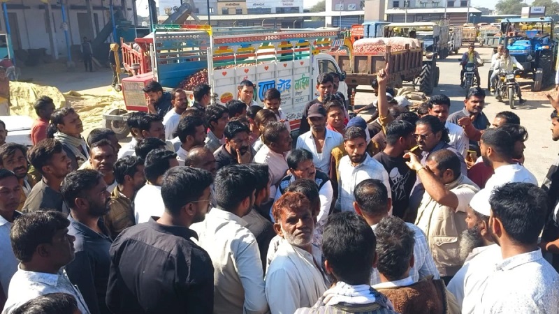 रतलाम मंडी में प्याज की छटनी को लेकर किसान-व्यापारी के बीच विवादनीलामी हुई रद्द
