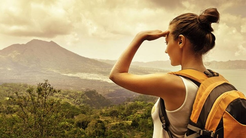 महिलाएं अकेले ट्रैवल की हिम्मत जुटा रही हैं पहाड़ से समुद्र तक सफर के लिए जानें 7 जरूरी बातें