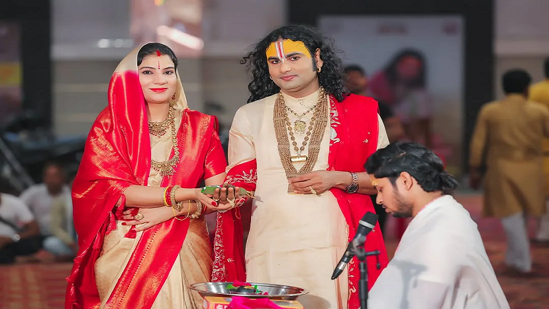 कथावाचक अनिरुद्धाचार्य की लव लाइफ और पत्नी की शिक्षा: जानिए 13 साल बाद भी पढ़ाई जारी रखने की प्रेरक कहानी