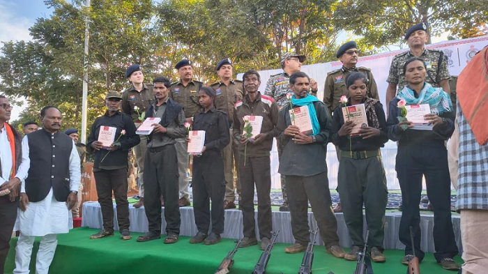सुरक्षा बलों की बड़ी सफलता: एक करोड़ के इनामी रामधेर समेत 12 माओवादी समर्पित
