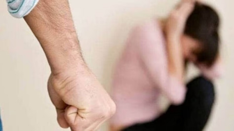 इंदौर: 8 माह की गर्भवती महिला से मारपीट, पति और सास पर FIR दर्ज—दादी ने अस्पताल पहुँचाकर बचाई जान