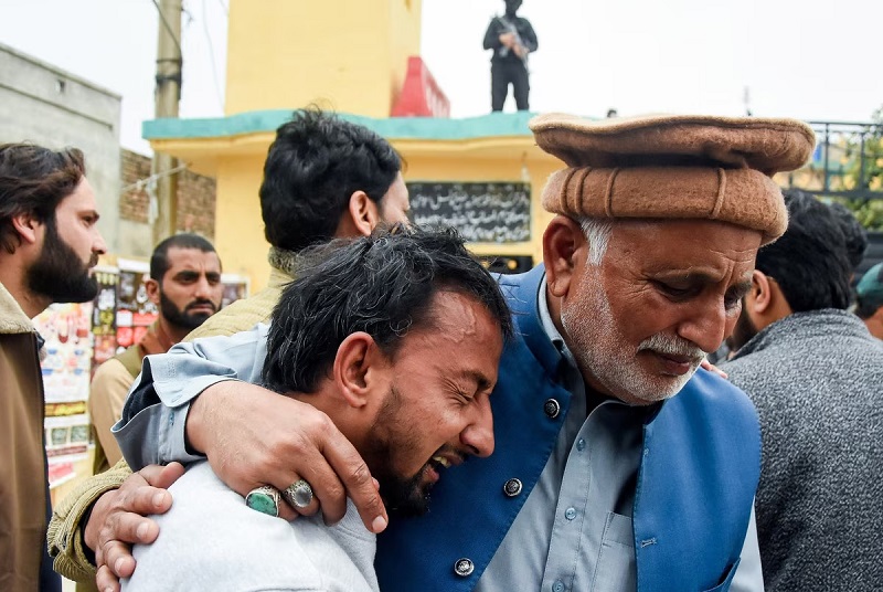 Pakistan: दौड़ते हुए आया हमलावर, गोलियां चलीं…. फिर इमामबाड़े में गूंजा धमाका… चश्मदीदों ने सुनाई ब्लास्ट की दास्तान