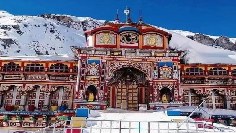 बद्रीनाथ की बर्फीली घाटी में आध्यात्मिक अग्नि: -15°C तापमान और 3 फीट बर्फ के बीच 15 साधकों का अखंड तप