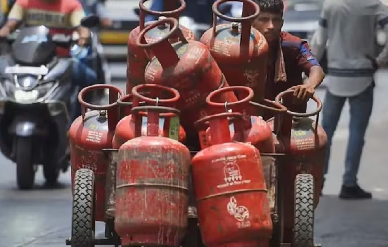 एलपीजी संकट: गुजरात के सूरत में प्रवासी मजदूर गांव लौटे, पलायन से कामगारों की बढ़ी कमी