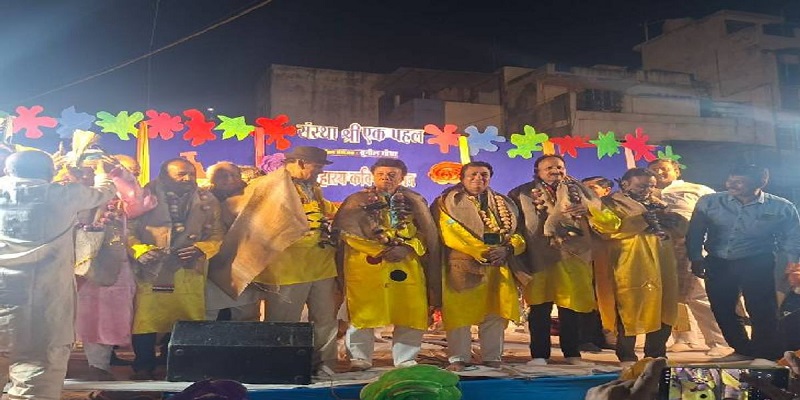 इंदौर में होली पर टेपा सम्मेलन हास्य व्यंग्य कवियों की प्रस्तुति सब्जियों की माला से अनोखा सम्मान