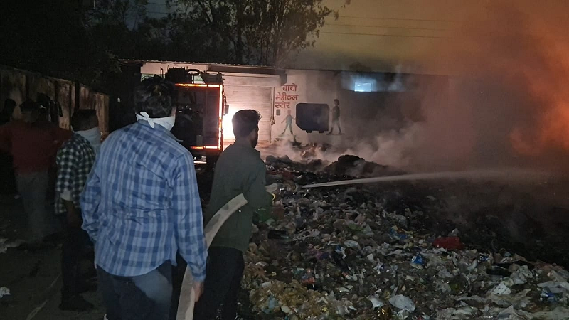 जबलपुर मेडिकल कॉलेज में बायोमेडिकल कचरे में भीषण आग, डीन ने लापरवाही की जांच के निर्देश दिए