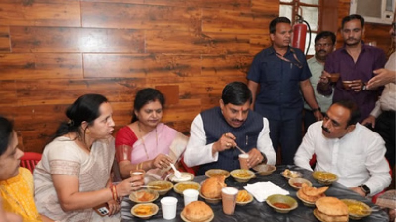 सादगी का संदेश वाराणसी में सीएम डॉ मोहन यादव ने रोका काफिला और आम लोगों संग किया स्वाद का सफर