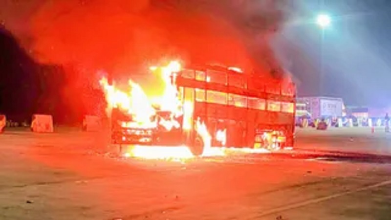 हादसे ने लिया उग्र रूप युवक की मौत के बाद पथराव और आगजनी से हाईवे पर हड़कंप