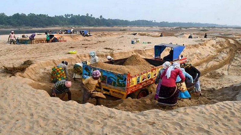 भिण्ड में खनिज माफिया ने घेरा, टीम की कार्रवाई पुलिस के साथ सफल