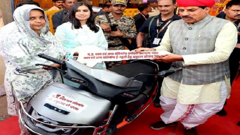 ई-स्कूटर योजना से दमोह की सायरा बी बनीं आत्मनिर्भर, बदली जिंदगी की रफ्तार