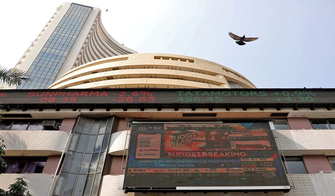 मार्केट अपडेट: मिनटों में लाल निशान, निवेशकों में चिंता बढ़ी, Sensex-Nifty गिरावट में