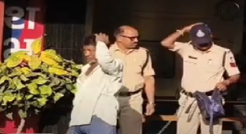 भीकनगांव में दर्दनाक वारदात: बेटे ने मां की गर्दन पर किए 4 वार, शव पर पानी डाला