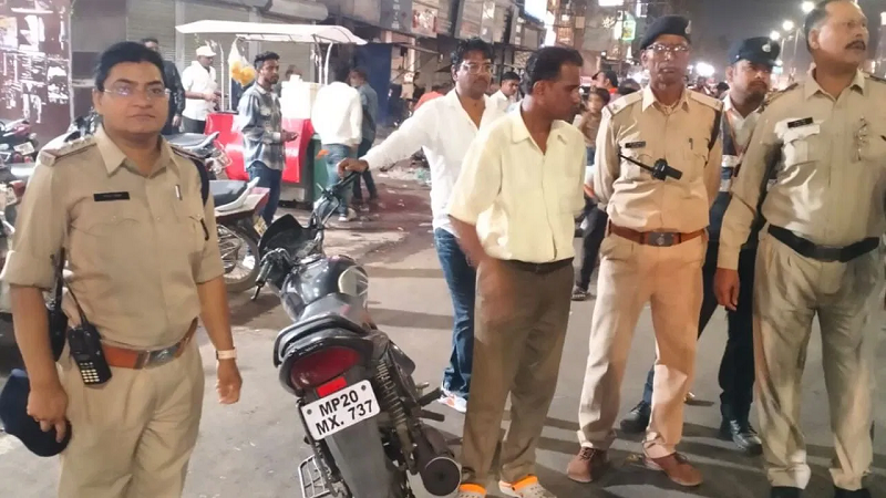 शराब के नशे में चढ़ा शख्स बोला- 20 हजार में खरीदी थी बाइक, पकड़े जाने पर खुला चोरी का राज