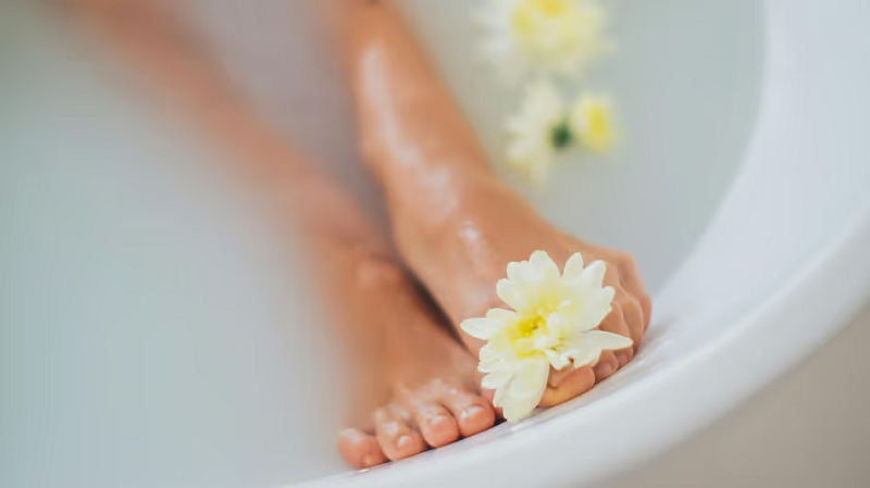 DIY पैर की देखभाल: घर बैठे करें Pedicure और दें पैरों को नई जान