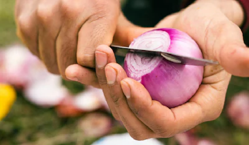 सावधान! कच्चा प्याज बना सकता है सेहत बिगाड़ने की वजह, जानिए किन लोगों को करना चाहिए परहेज