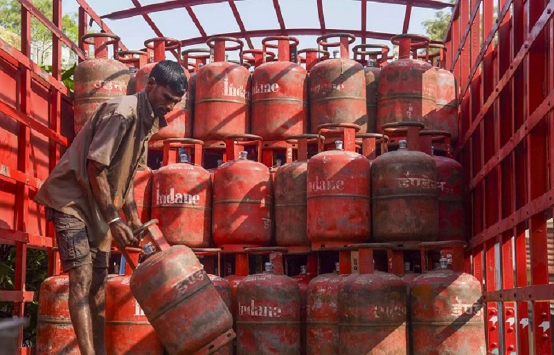 दो दिन में 97 लाख से ज्यादा LPG सिलेंडर की डिलीवरी, ऑनलाइन बुकिंग 99% तक पहुंची: सरकार