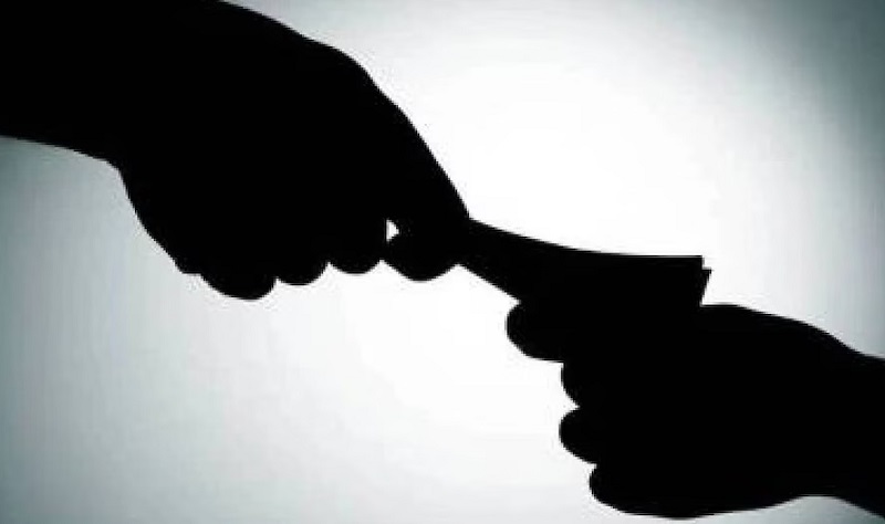 MP: भोपाल में पुलिस ने अपने ही विभाग के कांस्टेबल और एक FRV ड्राइवर को रिश्वत लेते दबोचा