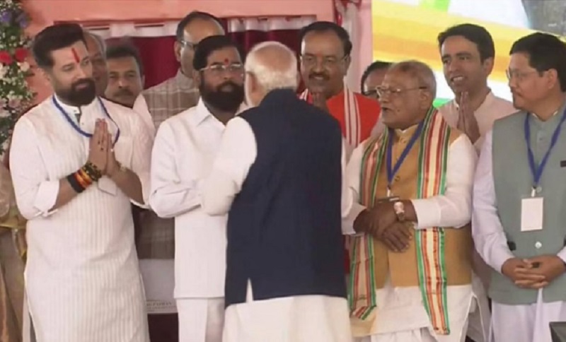 शिंदे की सुरक्षा को लेकर चिंतित दिखे PM मोदी….भरे मंच पर पूछा हेलीकॉप्टर हादसे का हाल