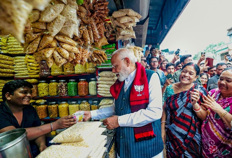 PM मोदी को झालमुड़ी खिलाकर फेमस हुए बंगाल के विक्रम को पाक-बांग्लादेश से मिल रही धमकियां…..