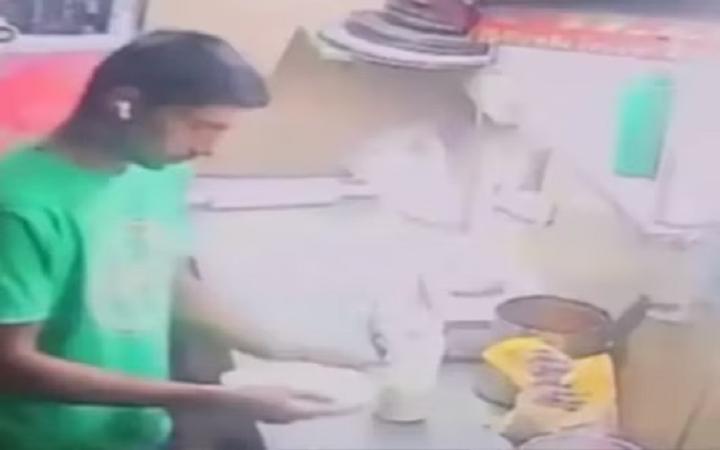 नोएडा में पिज्जा शॉप पर बड़ा बवाल: थूककर खाना बनाने का आरोप, मालिक गिरफ्तार; वायरल वीडियो से मचा हड़कंप