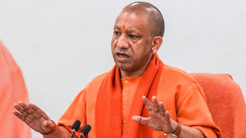 काशी में गरजे सीएम योगी: सनातन को मिटाने वाले खुद मिट गए, ॐ जाप और सोमनाथ महोत्सव में गूंजे नारे