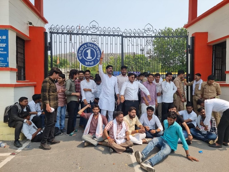 झांसी बुंदेलखंड यूनिवर्सिटी में लॉ छात्र से मारपीट का मामला: विरोध के बाद गार्ड सस्पेंड, छात्रों का धरना जारी