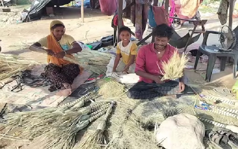 चित्रकूट में पारंपरिक खजूर झाड़ू उद्योग संकट में, प्लास्टिक झाड़ुओं ने छीनी कारीगरों की आजीविका