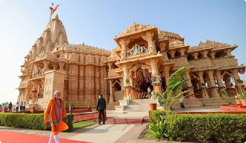 सोमनाथ मंदिर में अनोखा आध्यात्मिक क्षण, 75 वर्ष पूरे होने पर अमृतपर्व, पहली बार शिखर पर हुआ पवित्र जल से अभिषेक