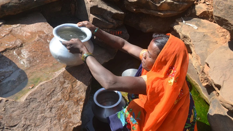 गुजरात के मोती पलसन गांव में पानी का संकट, जान जोखिम में डालकर कुओं से पानी भरने को मजबूर ग्रामीण