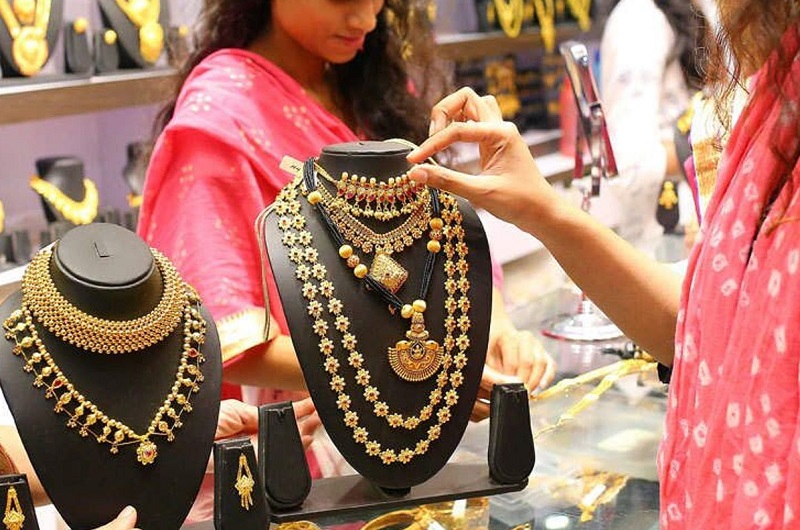 सोना-चांदी बाजार में भूचाल, एक दिन में 11,700 रुपए तक टूटी कीमतें..