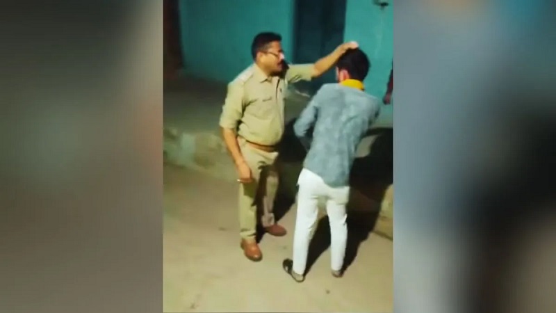 महोबा थाने में शिकायत लेकर पहुंचे युवक पर दरोगा का कहर, 1 मिनट में 5 थप्पड़ और पैर से हमला; वीडियो वायरल के बाद लाइन हाजिर