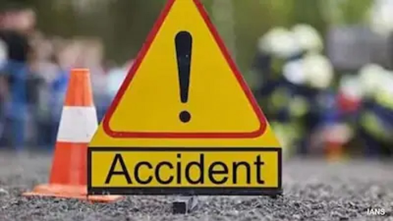 तेज रफ्तार टैंकर ने ट्रैक्टर को मारी टक्कर, पुल से नीचे गिरे वाहन; एक बच्चे समेत 7 की मौके पर मौत