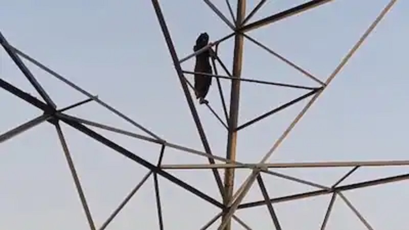 कन्नौज में हाई-वोल्टेज ड्रामा, 100 फीट टावर पर चढ़ी किशोरी