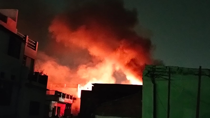 प्रयागराज में दिल दहला देने वाला हादसा: बच्चों को बचाते-बचाते जिंदा जल गई मां