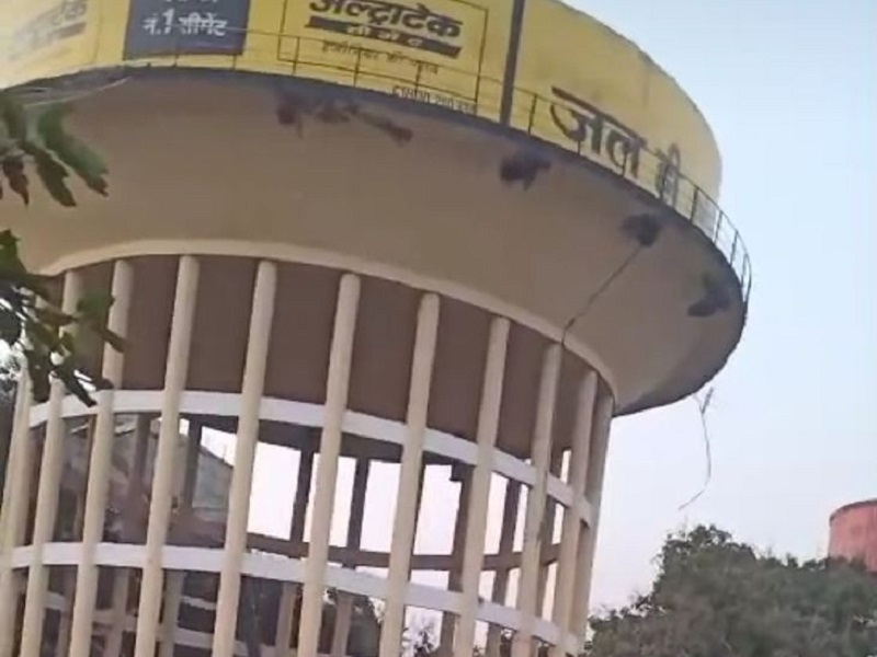 बदायूं: निर्माणाधीन ओवरहेड टैंक से गिरा सांड, दर्दनाक मौत; लापरवाही पर उठे सवाल