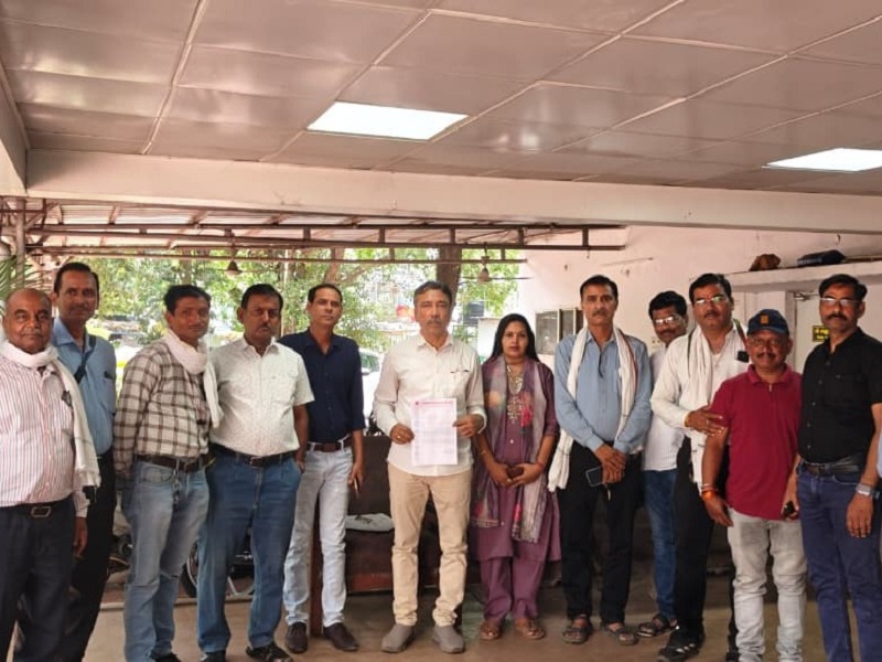 हाईटेंशन लाइन के नीचे शिफ्टिंग का विरोध, मंत्री कैलाश विजयवर्गीय के बंगले पहुंचे रहवासी