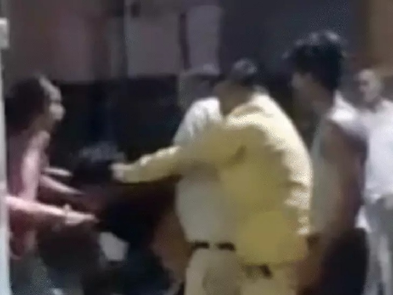ग्वालियर में नाबालिग बेटे को लेकर पड़ोसी विवाद, मारपीट का VIDEO वायरल; दोनों पक्षों ने थाने में दी शिकायत