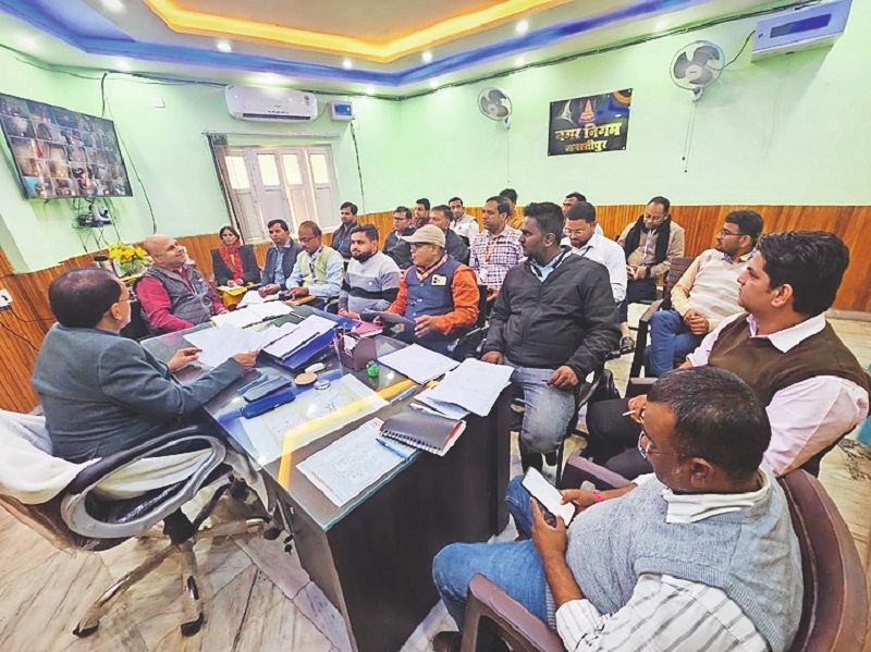 चित्रकूट में पीएम स्वनिधि योजना पर सख्ती: 460 आवेदन बैंक में लंबित, एक सप्ताह में निपटाने के आदेश