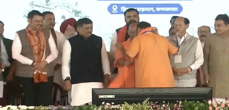 योगी आदित्यनाथ का भगवा गमछा और शुभेंदु अधिकारी, राजनीतिक संदेश या वायरल दावा?