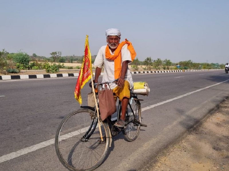 झांसी से मैहर तक साइकिल यात्रा पर निकला भक्त, मऊरानीपुर में हुआ भव्य स्वागत