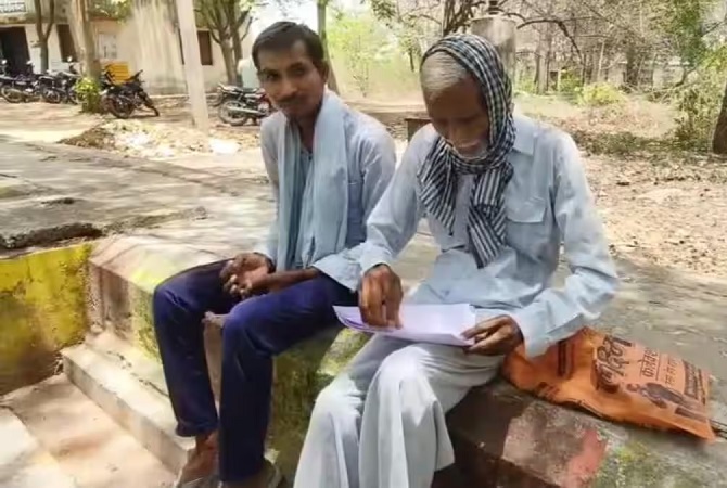 महोबा में महाफर्जीवाड़ा: जिंदा दिव्यांग को कागजों में मृत दिखाकर 4.5 बीघा जमीन हड़पी, राजस्व विभाग पर गंभीर सवाल