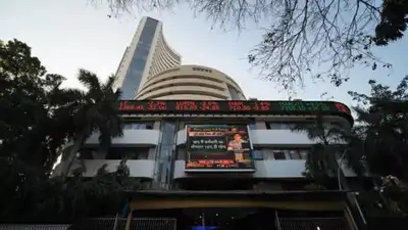 वैश्विक दबाव के बीच शेयर बाजार में गिरावट, सेंसेक्स 75,000 के नीचे फिसला; निवेशकों में बढ़ी चिंता