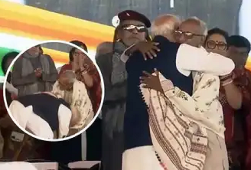 कोलकाता समारोह में भावनात्मक क्षण, पीएम मोदी ने बुजुर्ग कार्यकर्ता को मंच पर दिया विशेष सम्मान