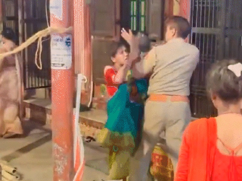 वाराणसी: विश्वनाथ धाम मार्ग पर हेड कांस्टेबल ने महिला से मारपीट, वीडियो वायरल; पुलिस ने किया सस्पेंड