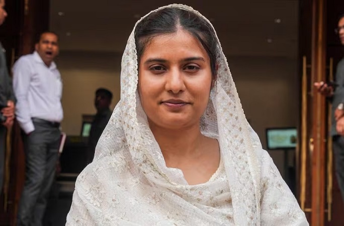 सड़क पर नमाज विवाद: योगी सरकार के आदेश पर सियासत गरम, इकरा हसन का पलटवार