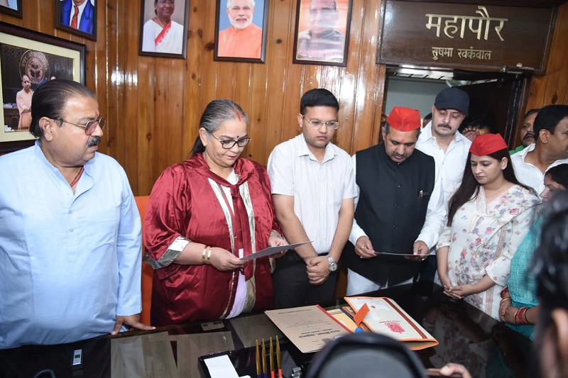 लखनऊ मेयर विवाद: हाई कोर्ट के आदेश के बाद सपा पार्षद ललित किशोर तिवारी को दिलाई गई शपथ, मेयर के अधिकार पहले ही सीज