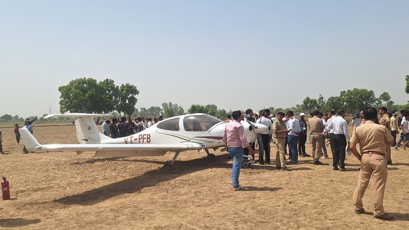 अलीगढ़ में बड़ा हादसा टला: ट्रेनी एयरक्राफ्ट की खेत में इमरजेंसी लैंडिंग, पायलट ने दिखाई सूझबूझ